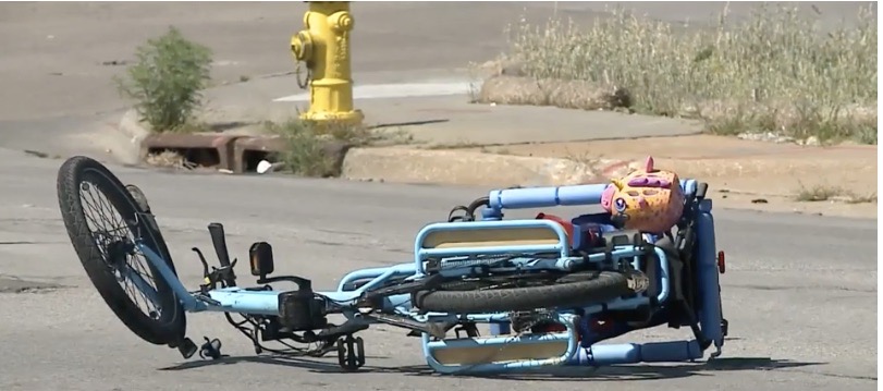 Colleen Durante’s bike lays in the road on September 16, 2022. Durante’s bike was left unusable after colliding with a car at the Saddlecreek and Leavenworth intersection.
PHOTO BY KETV